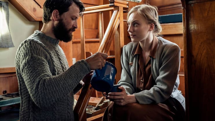 Der Leitende Ingenieur Robert Ehrenberg (Franz Dinda) bändelt mit der jungen Mutter Greta Nussmeier (Elisa Schlott) an.
