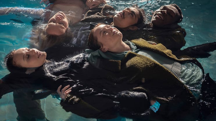 Poolparty: Die «Kitz»-Clique lässt es im Nobelort ordentlich krachen.
