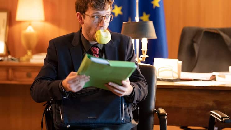 EU-Berater Samy (Xavier Lacaille) hält eisern an seinem Idealismus fest.