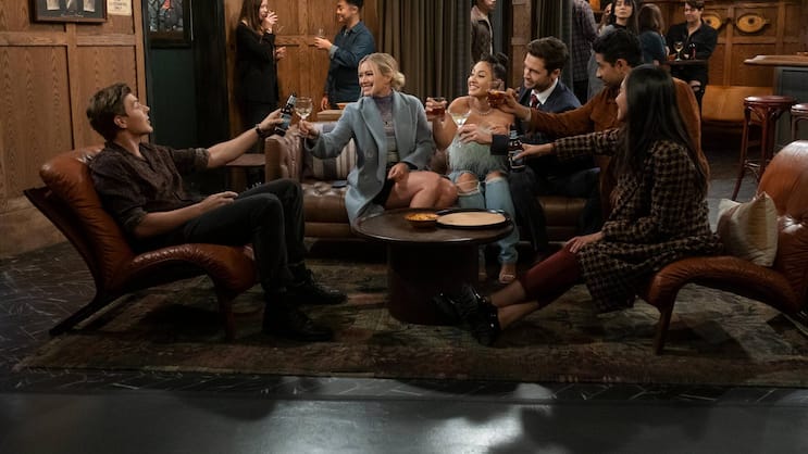Erinnert ein bisschen ans Central Perk aus «Friends»: Jesse (Chris Lowell), Sophie (Hilary Duff), Valentina (Francia Raisa), Charlie (Tom Ainsley), Sid (Suraj Sharma) und Ellen (Tien Tran, v.l.).