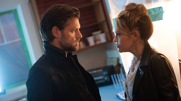 Machen gemeinsame Sache in allen Belangen: Ed (Sam Page) und Grace (Alyssa Milano).