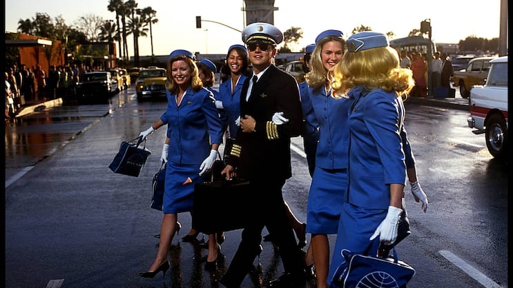Leonardo DiCaprio wickelt als Hochstapler Frank Abagnale Jr. in «Catch me if you can» alle um seinen Finger.