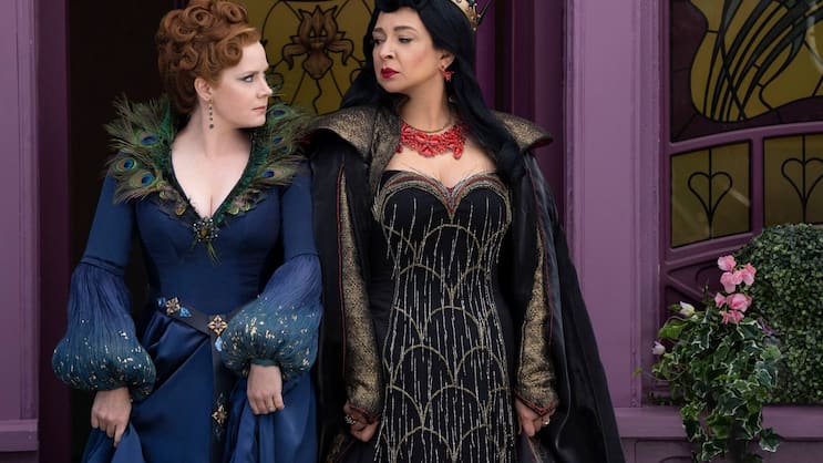 Hokuspokus: Giselle (Amy Adams, l.) mit der bösen Malvina Monroe (Maya Rudolph).