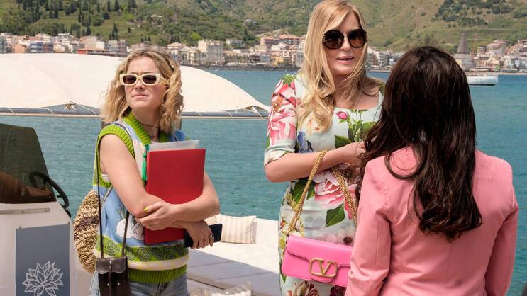 Eine Wucht: Jennifer Coolidge (M.) spielt die ziemlich verpeilte Tanya McQuoid.