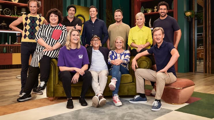 Olaf Schubert, Torsten Sträter, Bully Herbig, Ralf Schmitz, Ina Müller, Elias M’Barek (hinten v. l.) ; Meltem Kaptan, Hazel Brugger, Otto Waalkes, Mirja Boes, Michael Kessler (vorne v. l).