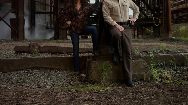 Grace Poe (Maura Tierney) und  Del Harris (Jeff Daniels) in «American Rust».