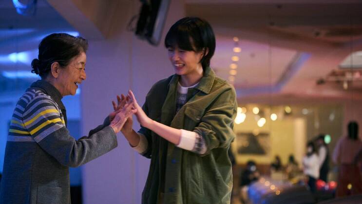 Michi (l.) freundet sich mit der «Plan 75»-Telefonistin Yôko (Yûmi Kawai) an.