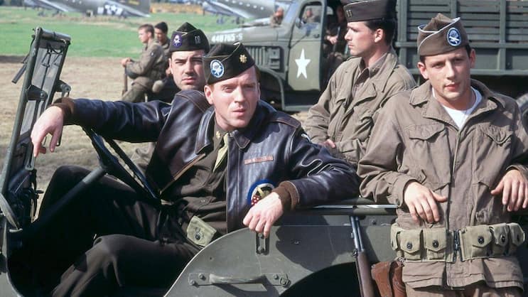 Richard D. Winters (Damian Lewis, 2.v.l.) in «Band of Brothers».