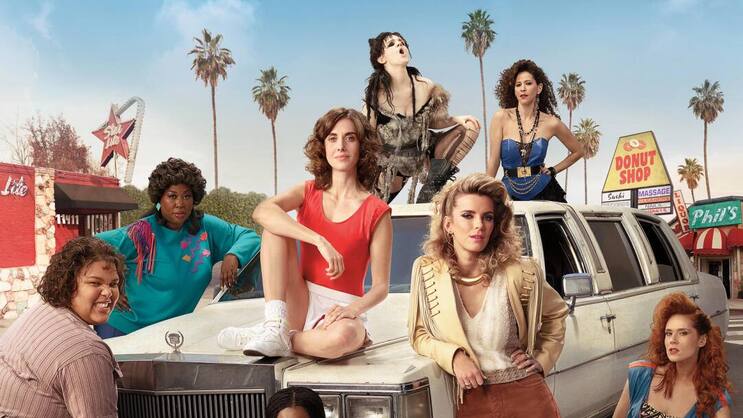 Tough Cookies: Ruth und Debbie (Mitte, v. l.) sind die Königinnen im Netflix-Wrestling-Ring.