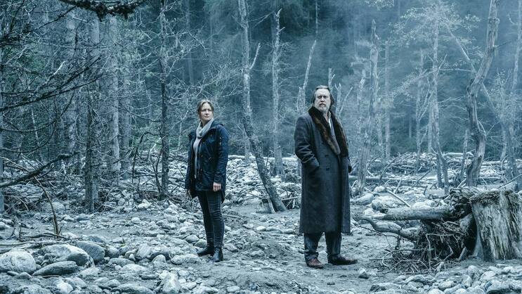 Ellie Stocker (Julia Jentsch) und Gedeon Winter (Nicholas Ofczarek) in der finalen – sehr herbstlichen – Staffel von «Der Pass».