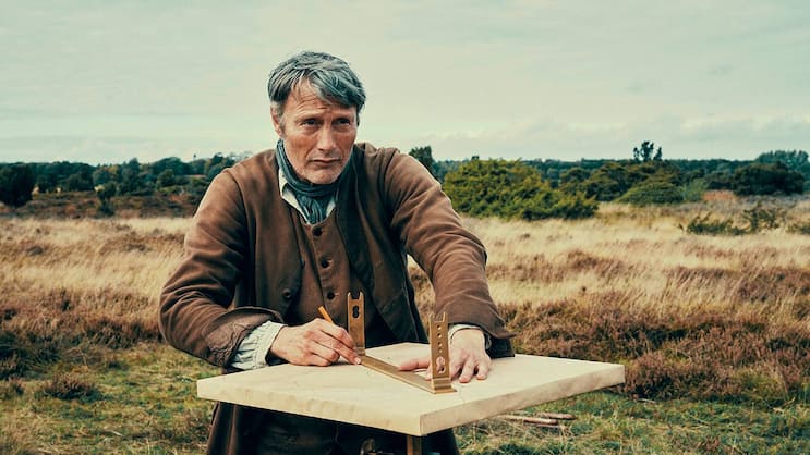 Ludvig (Mads Mikkelsen) zeichnet seinen Anbauplan in der wilden jütischen Heide.