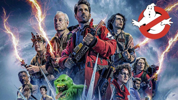 Gary (Paul Rudd, M.), Ray (Dan Aykroyd, 2. v. l.), Peter (Bill Murray) und Co. fackeln wieder Geister ab.