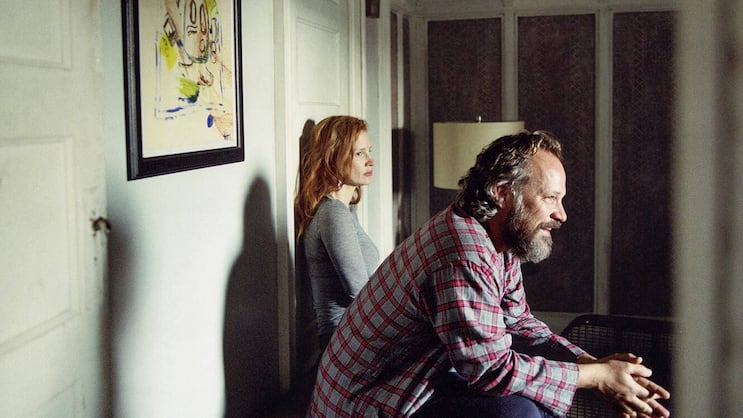 Sylvia (Jessica Chastain) kümmert sich um den dementen Saul (Peter Sarsgaard).