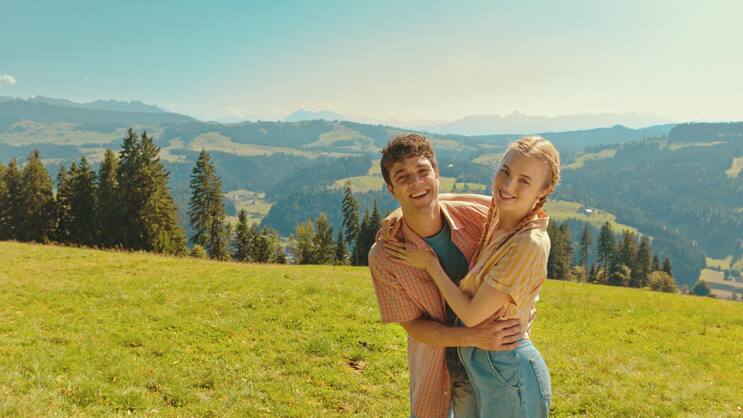 Schwören sich ewige Liebe: Daneli (Luca Hänni) und sein Schätzli Heidi (Elena Flury).