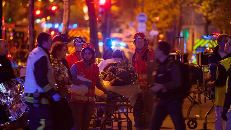 Sanitäter und Polizei bringen verletzte Besucher aus dem Bataclan-Saal in Sicherheit.