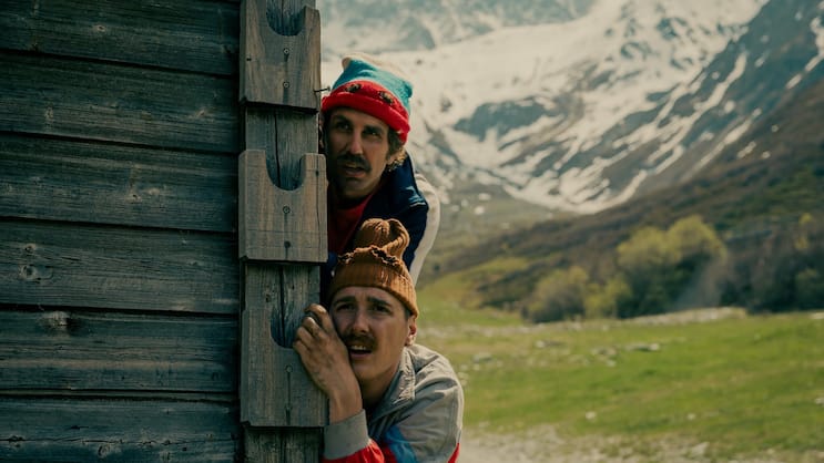 Total unauffällig: Bax (David Constantin, oben) und Junior (Arsène Junior Page) auf der Pirsch.
