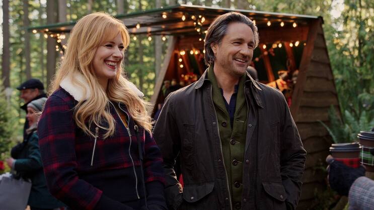 Mel (Alexandra Breckenridge) und Jack (Martin Henderson) in Weihnachtsstimmung.