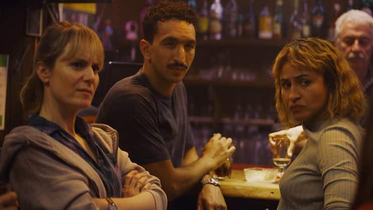 Ein Drink nach der Schicht: Charlie, Karim und Maddie (v.l.).