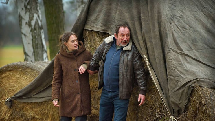 Hauptkommissar Fichte (Thorsten Merten) versteckt Fina Jurisch (Mercedes Müller).