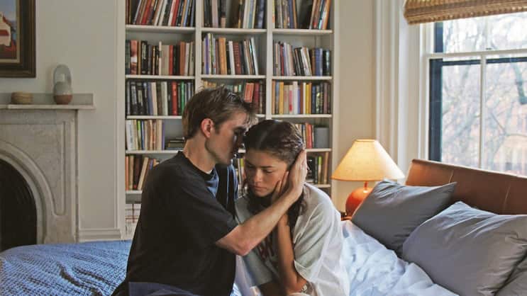 Das Glück von Charlie (Robert Pattinson) und Emma (Zendaya) scheint vollkommen. 