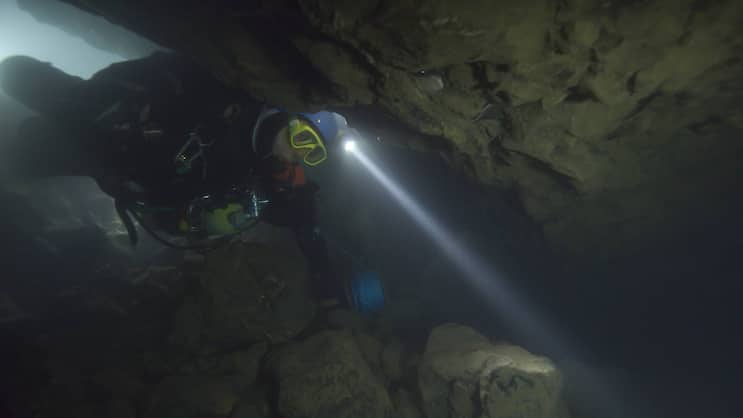 Ein Taucher auf Rettungsmission in einer Unterwasserhöhle.