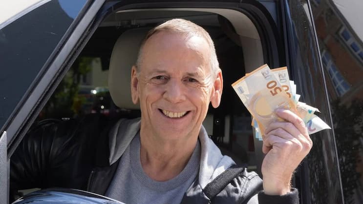 Thomas Hackenberg stellt Ahnungslosen im «Quiz Taxi» knifflige Fragen.
