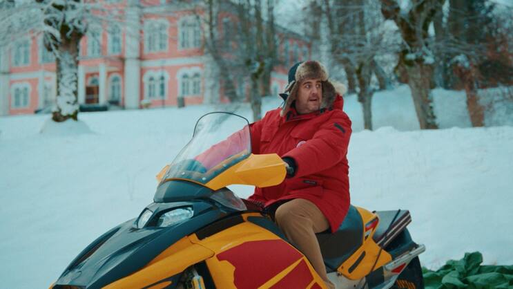 Fabian (Bastian Pastewka) sucht nach Fluchtmöglichkeiten, falls sein Coup Erfolg hat.