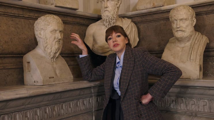 Philomena Cunk (Diane Morgan) bringt selbst die klugsten Köpfe zum Rauchen.