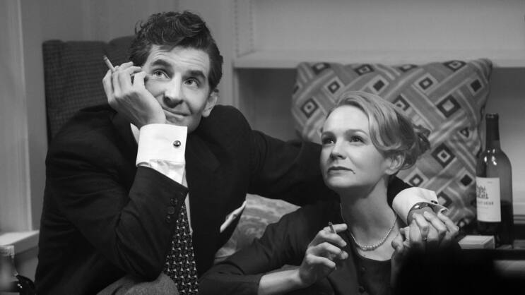 Lenny (Bradley Cooper), Felicia (Carey Mulligan) und das Accessoire jener Zeit: die Zigarette.