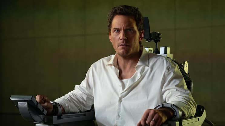 Polizist Chris (Chris Pratt) sitzt als Angeklagter einer KI-Richterin gegenüber.