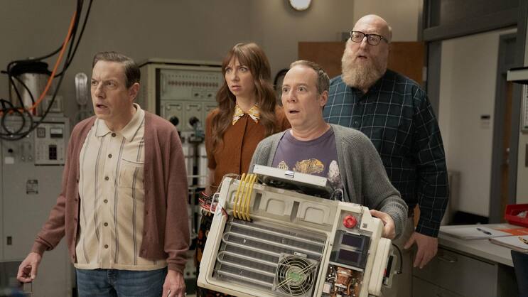 «TBBT»-Spinoff: Stuart (Kevin Sussman, 2. v. r.) versucht das Universum zu retten.