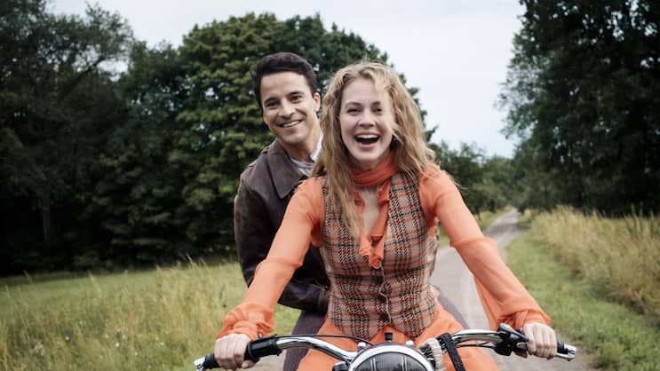 «Miss Sophie» erzählt die Vorgeschichte der jungen Miss Sophie (Alicia von Rittberg) und ihrem Butler James (Kostja Ullmann).