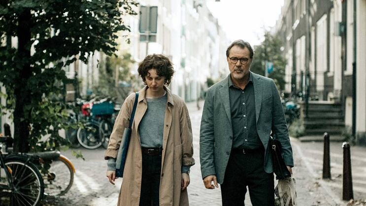 Das Arzt-Patientin-Verhältnis gerät ins Wanken: Julia Windischbauer, Sebastian Koch.