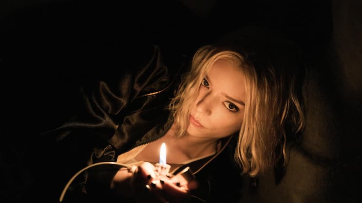 Lucky (Anya Taylor-Joy) hält ihre Verfolger mit Feuer in Schach.