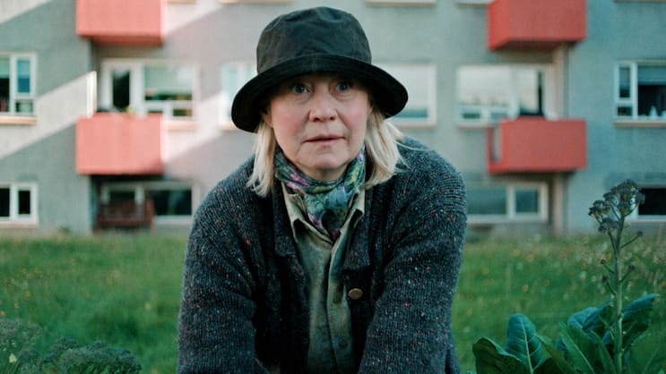 Ditte (Trine Dyrholm) liebt ihr Gartenbeet vor dem Mehrfamilienhaus über alles.