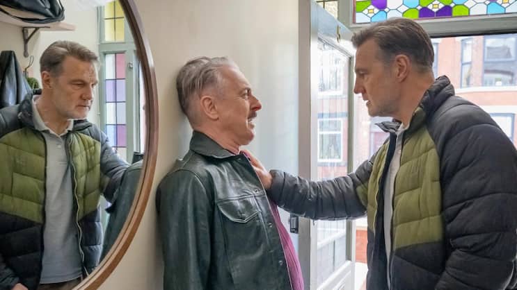 Clive (David Morrissey) ist der schwule Leo (Alan Cumming, M.) ein Dorn im Auge.