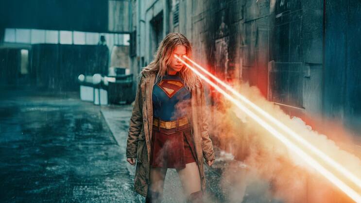 Supergirl (Milly Alcock) ist auch in der Metallverarbeitung tätig.