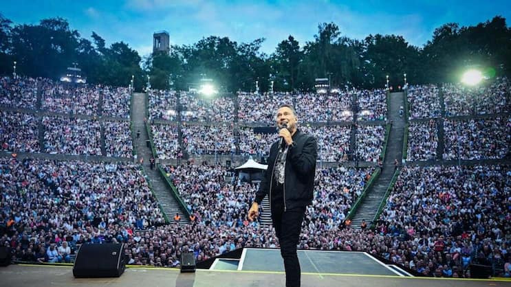 Gute Laune, volles Haus: Sebastian Fitzek auf der Berliner Waldbühne.