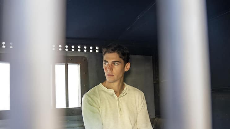 Hinter Gittern und ohne typischen Hut: Sherlock Holmes (Hero Fiennes Tiffin) in jungen Jahren. 