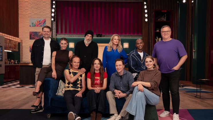 Max Giermann, Michelle Hunziker, Torsten Sträter, Barbara Schöneberger, Teddy Teclebrhan, Elton (hinten, v. l.); Olaf Schubert, Carolin Kebekus, Bully Herbig, Hill (vorne, v. l.). 