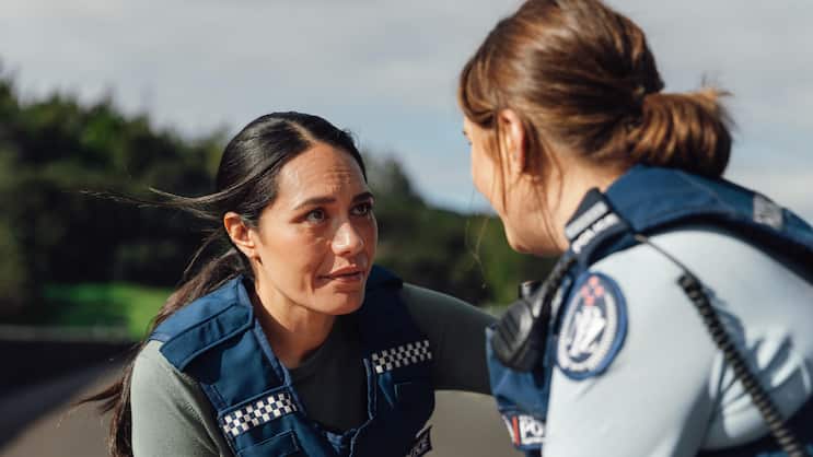 Detective Mihi Renata (Roimata Fox, l.)  und Deb Brighton (Morgana O’Reilly, r.) waren mal ein Liebespaar und haben einiges zu besprechen.