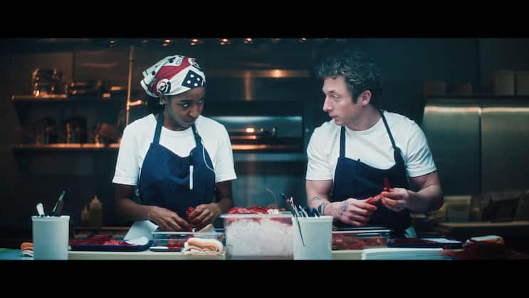 Sydney (Ayo Edebiri) und Carmy (Jeremy Allen White) während ihrer letzten gemeinsamen Schicht.