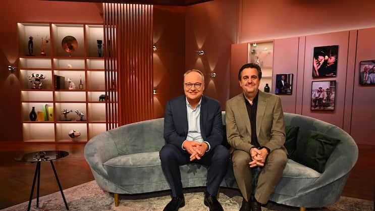 Wühlen sich durch deutsche TV-Archive: Oliver Welke und Bastian Pastewka (r.).