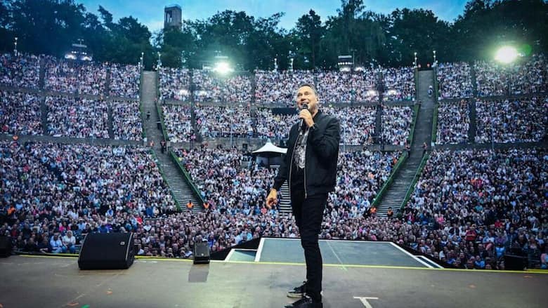 Gute Laune, volles Haus: Sebastian Fitzek auf der Berliner Waldbühne.