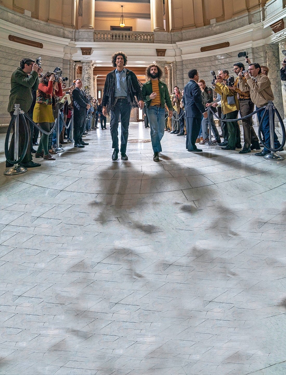 THE TRIAL OF THE CHICAGO 7 (L to R) SACHA BARON COHEN as Abbie Hoffman,  JEREMY STRONG as Jerry Rubin in THE TRIAL OF THE CHICAGO 7. Cr. NIKO TAVERNISE/NETFLIX Â© 2020