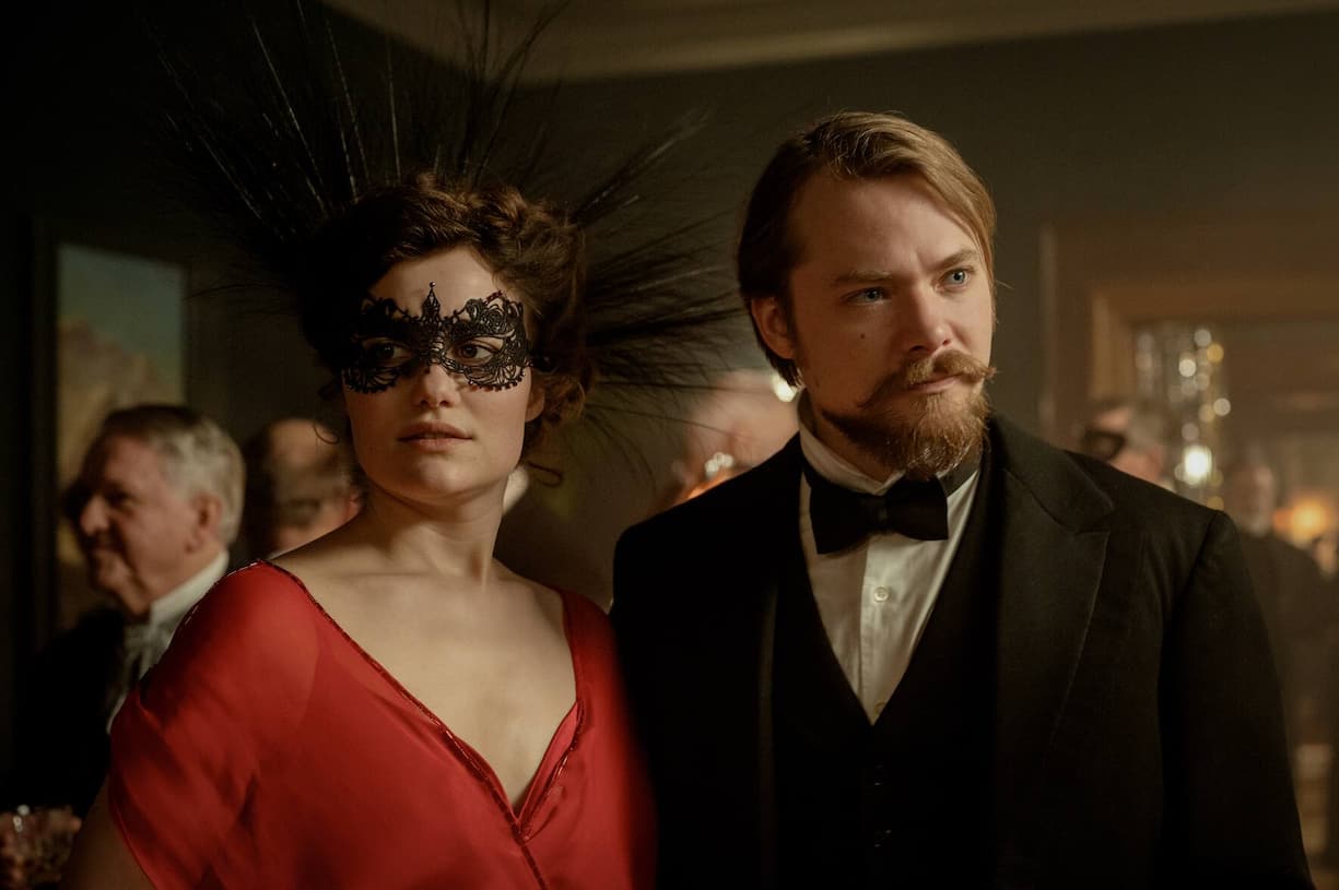 Die Schöne und das Ekel: Johanna (Dominique Devenport) und ihr Verlobter Grossrat Thanner (Sven Schelker).