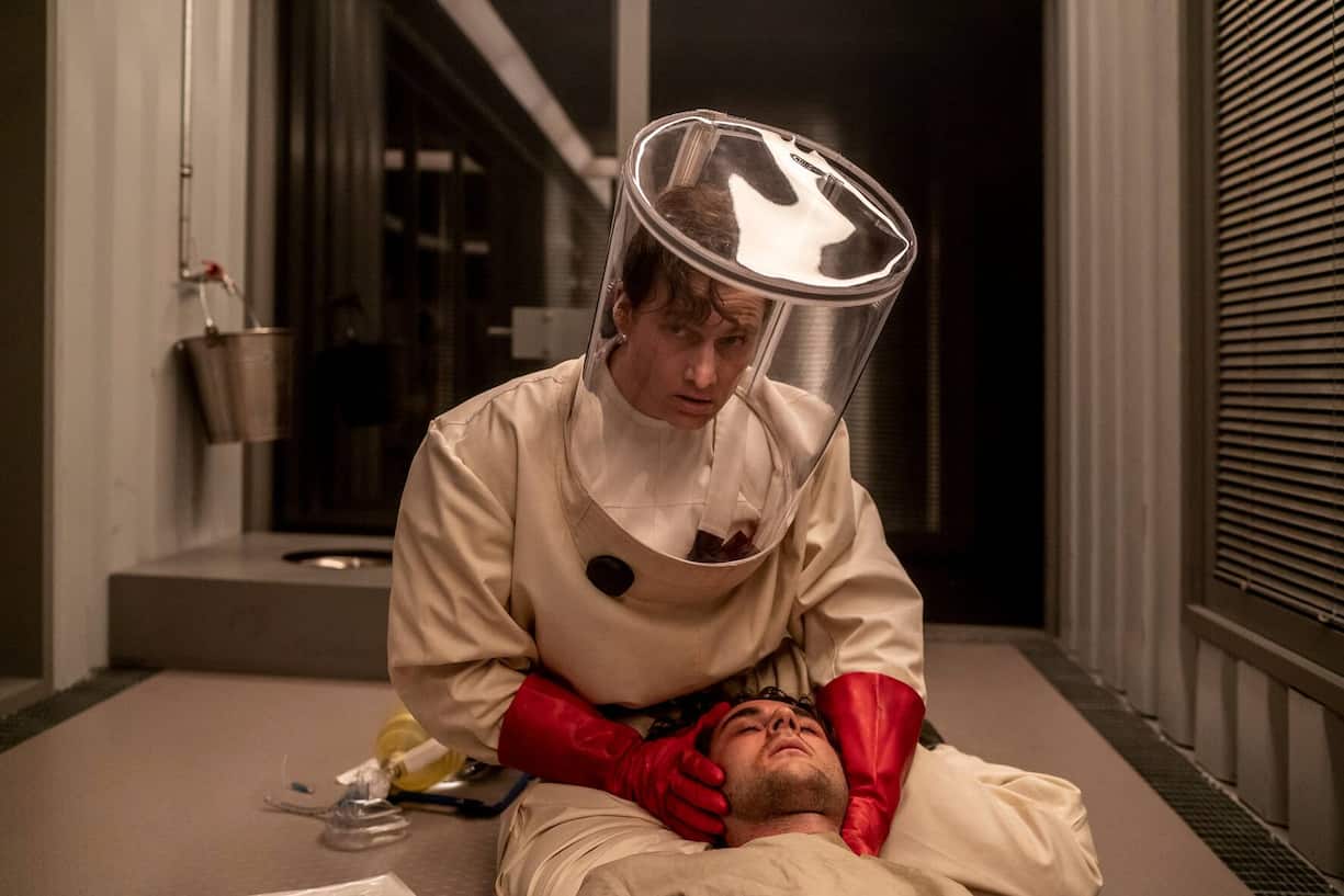 Als einziger Arzt macht sich Marek (Alexander Fehling) auf der Insel unentbehrlich.