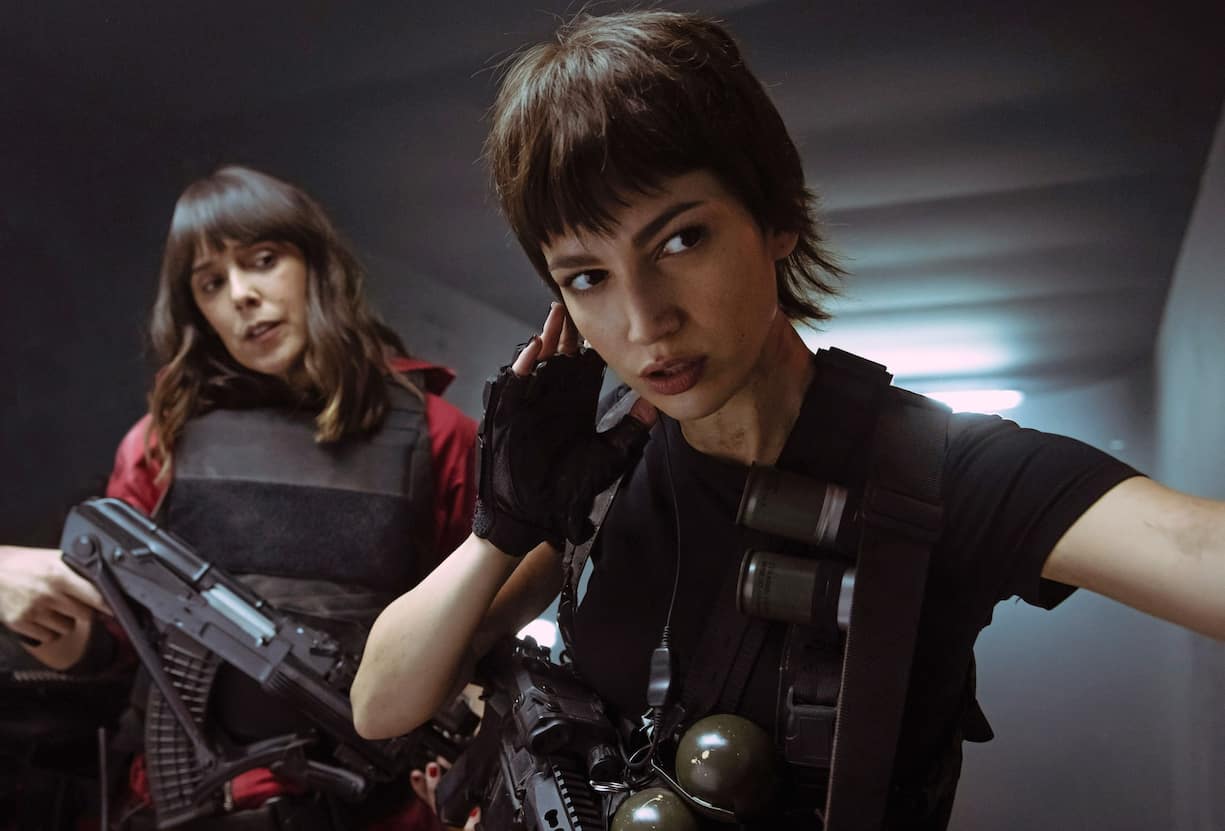 LA CASA DE PAPEL (L to R) JAIME LORENTE as DENVER, BELÃN CUESTA as MANILA, ÃRSULA CORBERÃ as TOKIO in episode 04 of LA CASA DE PAPEL. Cr. TAMARA ARRANZ/NETFLIX Â© 2020