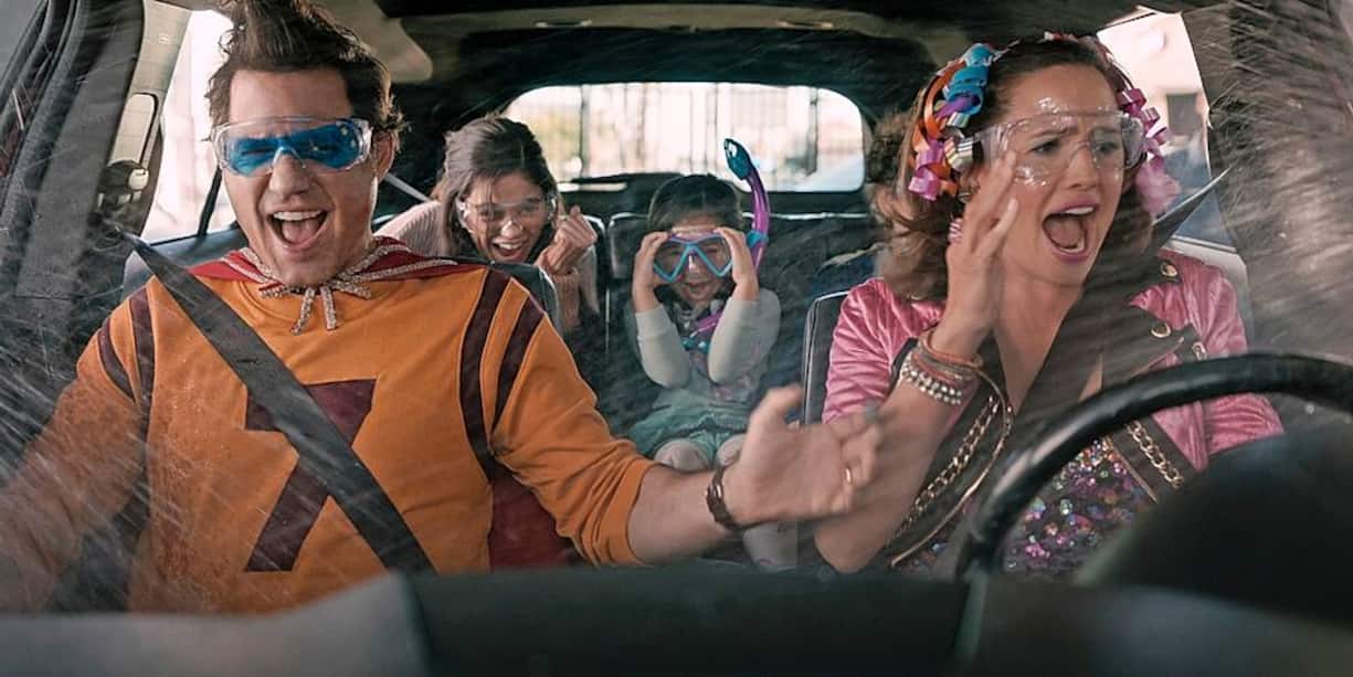 YES DAY (L-R): EDGAR RAMIREZ as CARLOS TORRES, JENNA ORTEGA as KATIE TORRES, EVERLY CARGANILLA as ELLIE TORRES, JULIAN LERNER as NANDO TORRES, JENNIFER GARNER as ALLISON TORRES. NETFLIX Â© 2021