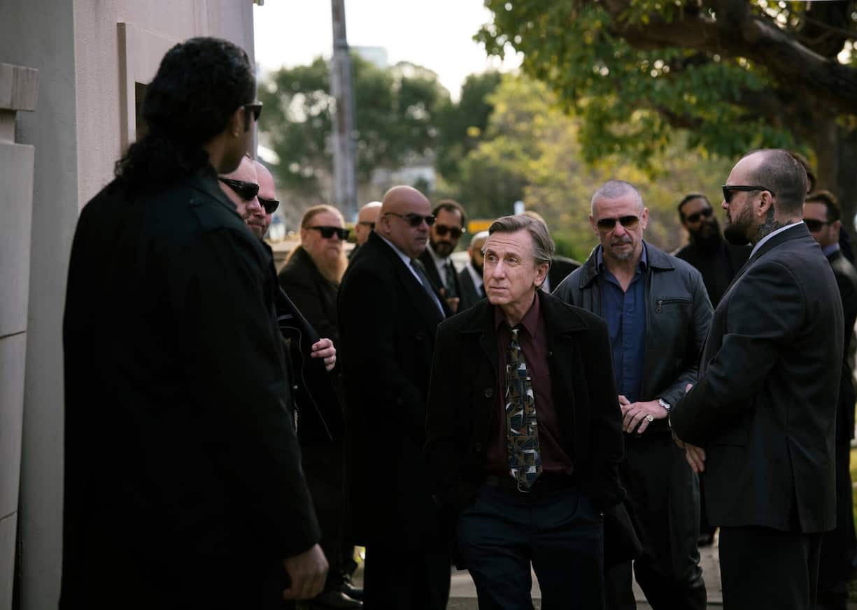 Ezra Shipman (Tim Roth, Mitte) ist der amtierende Boss von Kings Cross. Doch bleibt er es auch?